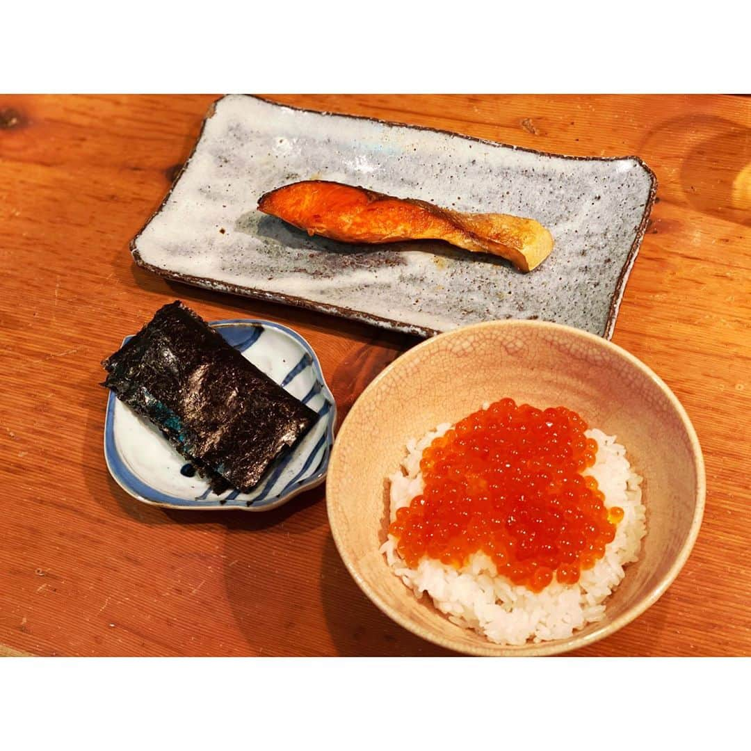 内田朝陽さんのインスタグラム写真 - (内田朝陽Instagram)「朝陽飯の夜定食 ・函館から届いた紅鮭の焼いたの ・有明海の特選海苔の炙り ・特製いくらの醤油漬け御飯  @caldocalcio 美味しい食材をありがとう。今年もジビエ楽しみに待ってます👍  #あさひめし　#朝陽飯　#アサヒ飯　#紅鮭　#焼き魚　#定食　#焼き海苔　#日本の心　#和食　#japanesefood #classic」10月9日 21時39分 - asahi_uchida