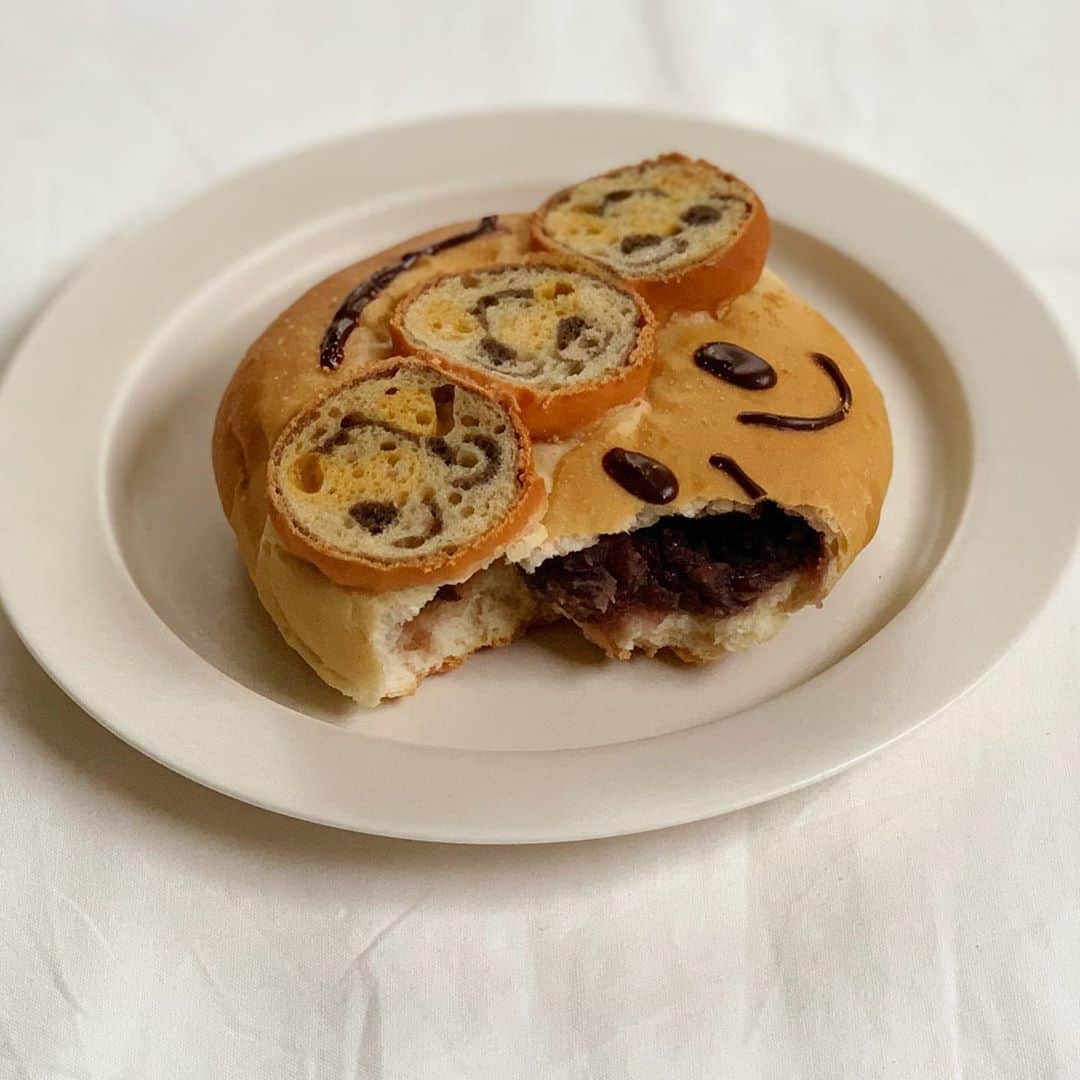 Ranさんのインスタグラム写真 - (RanInstagram)「. . . #イラストパン  . . あんパンの アンパンマンの イラストパン ♪ . あんパンが食べたい息子と、 アンパンマンのイラストパンが食べたい娘の、 どちらも叶えてみたらこうなりました🥳 . . . . #bread #baker #breadart #foodart #anpanman #anpan #sweets #cake #homecooking #breakfast #lunch #japanesefood #パン #手作りパン #あんパン #菓子パン #あんこ #アンパンマン #アンパンマンケーキ  #アンパンマンミュージアム  #アンパンマン弁当  #アンパンマン好き #キャラパン #キャラフード  #ジャムおじさんのパン工場 #年少弁当 #こどもごはん #パン教室 #konel」10月9日 21時43分 - konel_bread