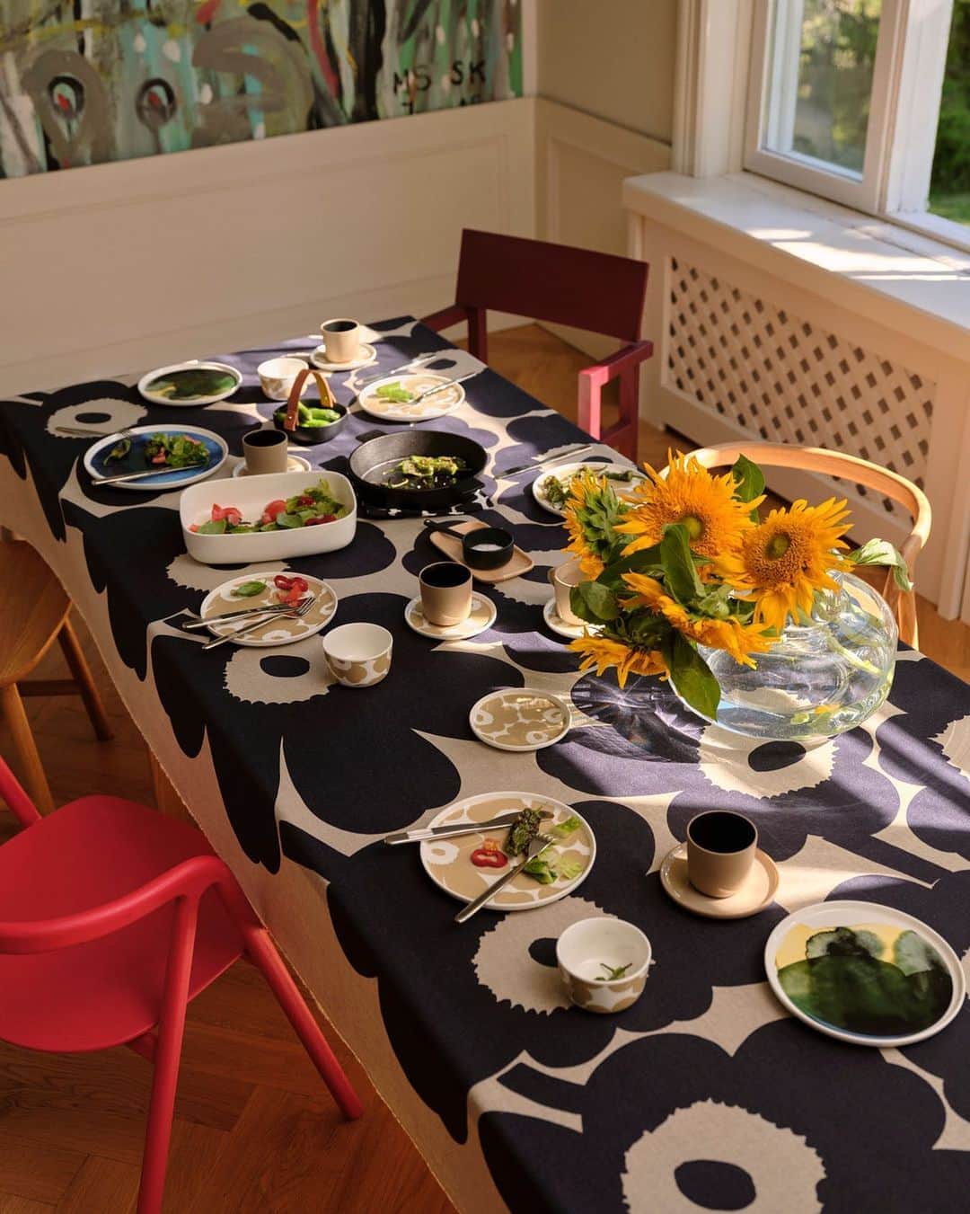 マリメッコのインスタグラム：「Spice up your table setting for the weekend with fresh flowers, bold prints, and joyful colors. How are you planning on enjoying your weekend?  ⠀⠀⠀⠀⠀⠀⠀⠀⠀ For more inspiration, visit us at marimekko.com or in-store. #marimekko」
