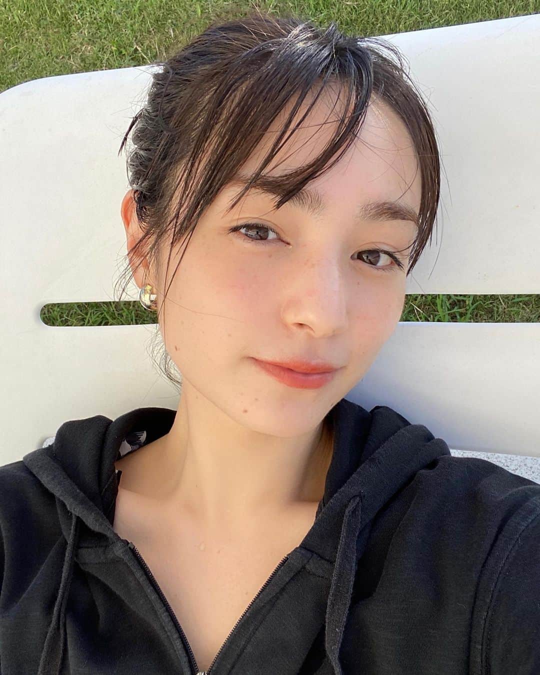 松原菜摘のインスタグラム：「最近天気わるくて肌寒くなってきましたね😢 みなさん体調に気をつけてください！ 衣替えもしたしもうハロウィンの時期かあ🎃👻 ことしは仮装やパーティはできないけど おうちで気分を味わおうかな☺︎☺︎」