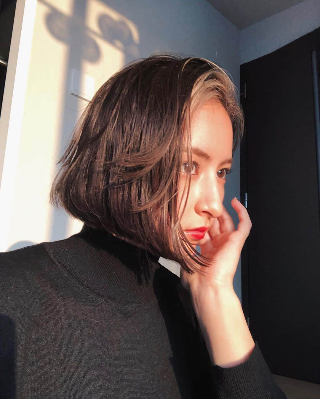 Julia Castroさんのインスタグラム写真 - (Julia CastroInstagram)「BOB STYLE🖤 . #hairstyle #bob #bobhair #haircolor  #nobangs #hair #autumn #fall #autumncolors  #fallfashion #black #fashion #outfit #sunset #livingroom  #shadow #photography #ヘアスタイル #ボブ #ボブヘアー #ボブ女子 #ヘアカラー #髪型 #秋服 #自撮り #写真 #夕陽 #部屋  #赤リップ #タートルネック」10月9日 21時47分 - julia.c.0209