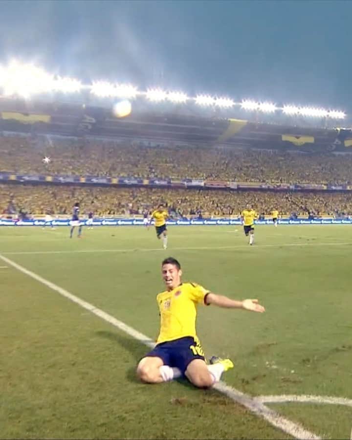 サッカー コロンビア代表チームのインスタグラム：「El país se tiñe de amarillo, azul y rojo ⚽️💪. Volvemos a saltar a la cancha 🇨🇴. @adidasco #ReadyForSport #creadoconadidas」
