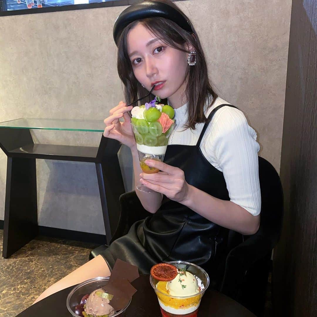 のインスタグラム：「この間、 @chiko_sugawara さんと @louange_tokyo のパフェを食べに行ったよ〜！ シャインマスカットとトリュフチョコ、ゴルゴンゾーラのパフェを食べた！美味しかった〜！ . . 六本木にあるお店なんだけど、クマのケーキとかがめっちゃ可愛くてお誕生日ケーキにおすすめ🎂 通販もやってるのでどこでも買えるよ🙆‍♀️ . . お洋服はレザーワンピが @evris_official でカチューシャもレザーで合わせてみたよ。これは @eatme_japan で買いました！インナーは @redyazel で色違いのネイビーもGETしちゃった笑イヤリングは @liquem.tokyo です。大ぶりが可愛くて好きなんだ〜。 . . #ケーキ #誕生日ケーキ #パフェ  #louangetokyo #eatme #evris #liquem #redyazel」