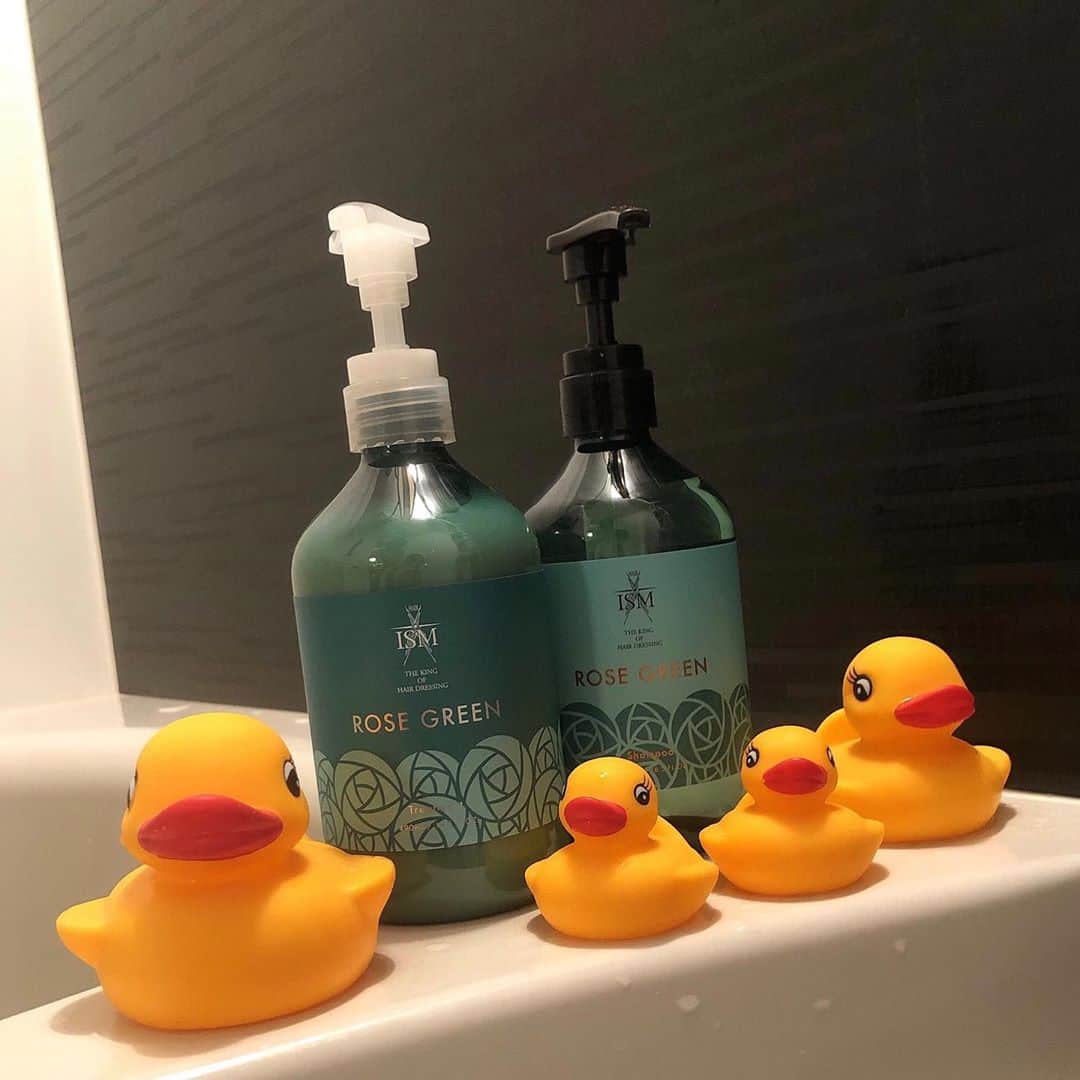 のインスタグラム：「ずっとお世話になってる ISMさんのnew shampoo🛁🤍  前のシリーズの ココナッツの香りのシャンプーが大好きで ドンキで見つけたらGETしてずっと使ってたけど 今回のフローラルの香りも好き🤢🤍  ISMさんのシャンプーは夜になっても 1日中髪からいい匂いするから最高です🤍  #ismサロンクオリティー #ismシャンプー #ヘアケア #シャンプー #トリートメント #ism #ism北千住」