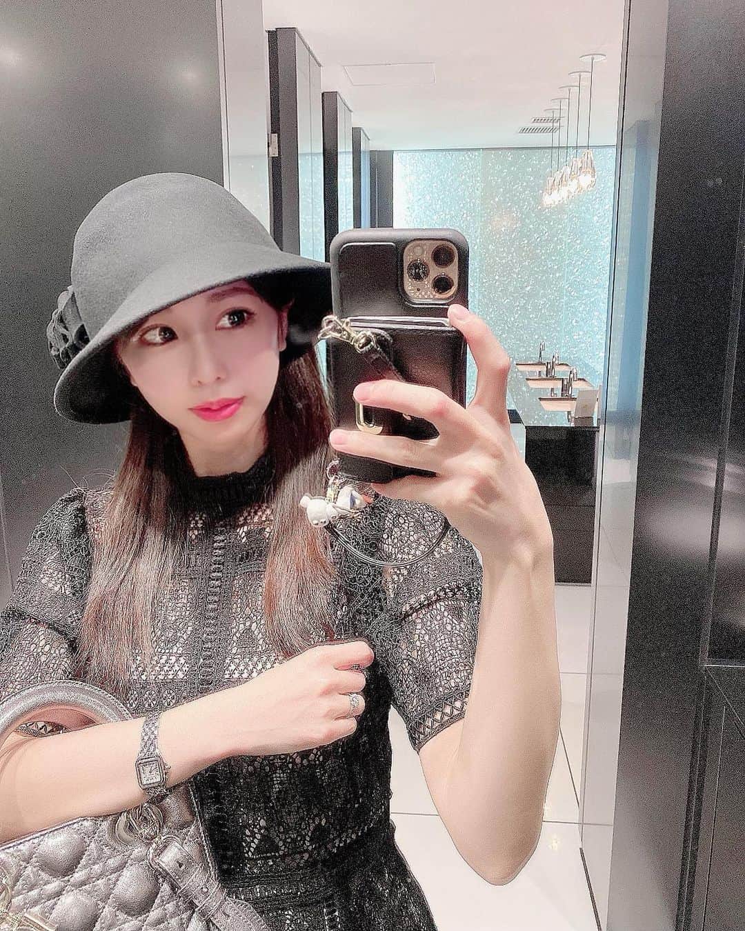 倉岡生夏さんのインスタグラム写真 - (倉岡生夏Instagram)「お教室コーデ⭐️ ・ ・ 雨で寒いですね〜☔️ ・ 我が家では床暖房デビューしました✌️ぬくぬくあったかい⭐️ ・ ・ レッスンの時でも動きやすさと可愛いお洋服着たいので @emiriawiz_official の黒のレースワンピース着ました👗 ・ ・ 白も可愛いかったです💕 ・ お出かけにも、エプロンにも合うのでお気に入りです💓 ・ ・ 私が持ってるのは @havarys_official のお水⭐️ 環境を考えて紙パックのお水💓 ・ 私は普段水をオラフの水筒か、この紙パックのお水でエコしてます〜💓 ・ ・ ・ #emiriawiz  #大人可愛い  #大人可愛いコーデ  #エプロン #havarys  #アップヘア  #エコ  #キャラ弁  #愛され料理 #料理教室  #japanesegirl  #ootdfashion」10月9日 21時50分 - kinatty.land