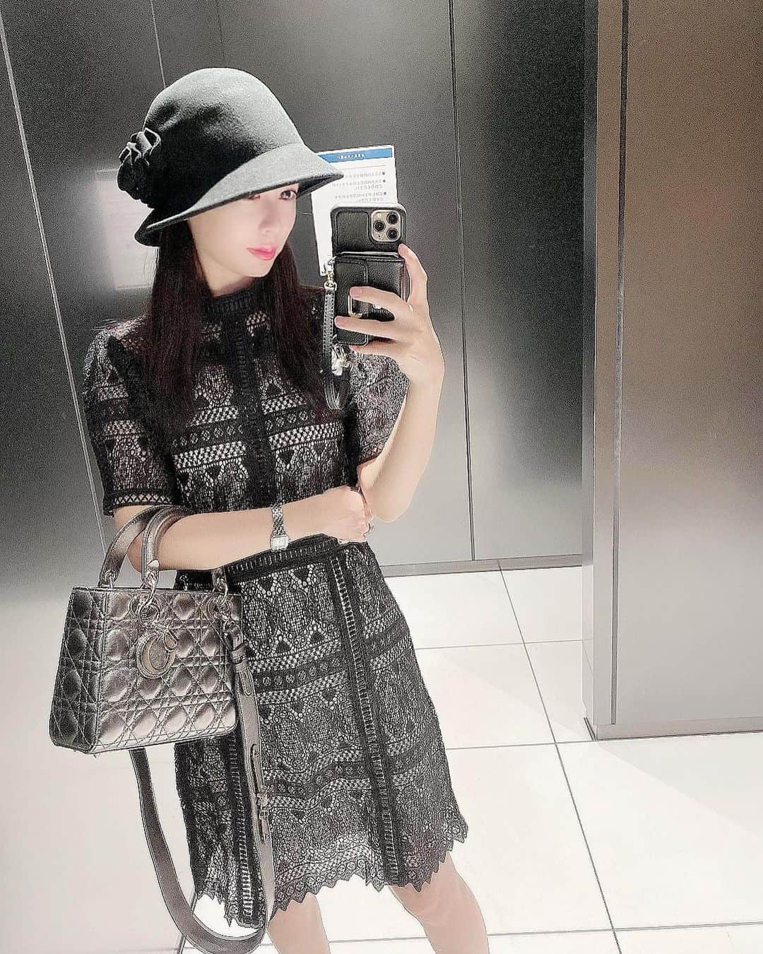 倉岡生夏さんのインスタグラム写真 - (倉岡生夏Instagram)「お教室コーデ⭐️ ・ ・ 雨で寒いですね〜☔️ ・ 我が家では床暖房デビューしました✌️ぬくぬくあったかい⭐️ ・ ・ レッスンの時でも動きやすさと可愛いお洋服着たいので @emiriawiz_official の黒のレースワンピース着ました👗 ・ ・ 白も可愛いかったです💕 ・ お出かけにも、エプロンにも合うのでお気に入りです💓 ・ ・ 私が持ってるのは @havarys_official のお水⭐️ 環境を考えて紙パックのお水💓 ・ 私は普段水をオラフの水筒か、この紙パックのお水でエコしてます〜💓 ・ ・ ・ #emiriawiz  #大人可愛い  #大人可愛いコーデ  #エプロン #havarys  #アップヘア  #エコ  #キャラ弁  #愛され料理 #料理教室  #japanesegirl  #ootdfashion」10月9日 21時50分 - kinatty.land