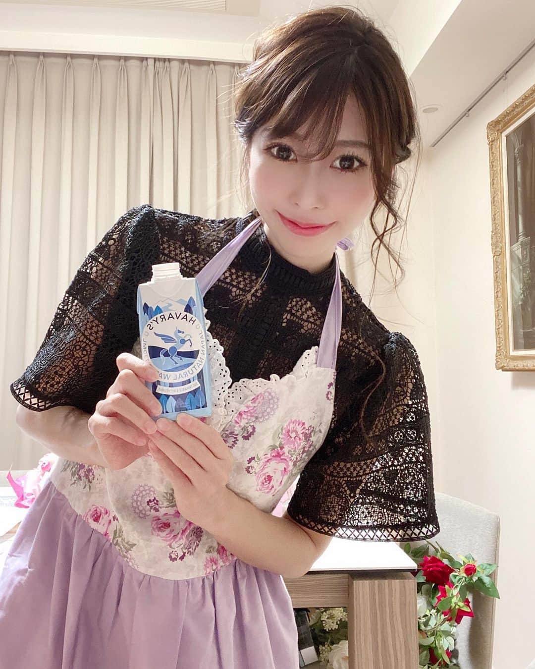 倉岡生夏のインスタグラム：「お教室コーデ⭐️ ・ ・ 雨で寒いですね〜☔️ ・ 我が家では床暖房デビューしました✌️ぬくぬくあったかい⭐️ ・ ・ レッスンの時でも動きやすさと可愛いお洋服着たいので @emiriawiz_official の黒のレースワンピース着ました👗 ・ ・ 白も可愛いかったです💕 ・ お出かけにも、エプロンにも合うのでお気に入りです💓 ・ ・ 私が持ってるのは @havarys_official のお水⭐️ 環境を考えて紙パックのお水💓 ・ 私は普段水をオラフの水筒か、この紙パックのお水でエコしてます〜💓 ・ ・ ・ #emiriawiz  #大人可愛い  #大人可愛いコーデ  #エプロン #havarys  #アップヘア  #エコ  #キャラ弁  #愛され料理 #料理教室  #japanesegirl  #ootdfashion」