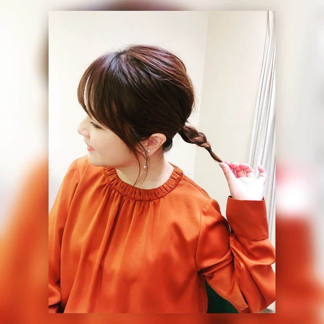 中澤裕子のインスタグラム：「🍤🍤 今日のヘアは はじめてのアレンジ。 メイクのkanaちゃんが エビフライみたいな 可愛いのしてたから 同じにして❤︎と お願いしました。  自分じゃ出来ないけど だんだんアレンジ広がってく。  ヘアメイク @kana__k  ちゃん  衣装 #sppichi  さん  #nhk福岡 #実感ドドドアット福岡」