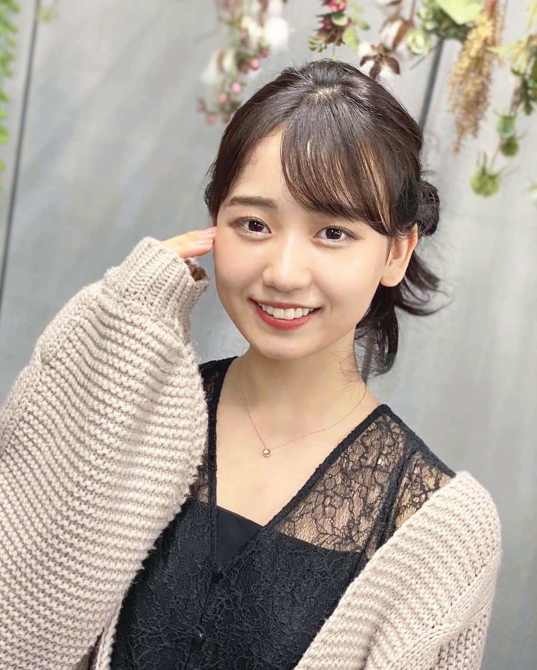 のインスタグラム：「今日も一日お疲れ様です🌼﻿ ﻿ 髪を綺麗にまとめて頂いた日﻿ 自分ではなかなかヘアアレンジ出来ないので、﻿ こうしてセットしてもらうのはとても嬉しいです🤗﻿ ﻿ もうすっかり寒くなってきましたね🍂﻿ これからどんどん色付いていって綺麗な紅葉が見られると思うと楽しみでワクワクしています！﻿ ﻿ 関東は明日台風14号が最も近づくそうなので、﻿ お気をつけてお過ごしください､､､！﻿ ﻿ 本日も#あゆポチ﻿ して頂けたら嬉しいです🌿﻿ ﻿ #日本女子大学 #コンテスト #ミス日本女子 #ミスコンテスト #あゆポチ #あゆたぴ #ポートレート #ポトレ #被写体 #サロモ #サロモ希望 #黒髪 #ロングヘア #ブラック #ワンピース #コーデ #着物 #スタジオ #hairstyle #code #makeup」