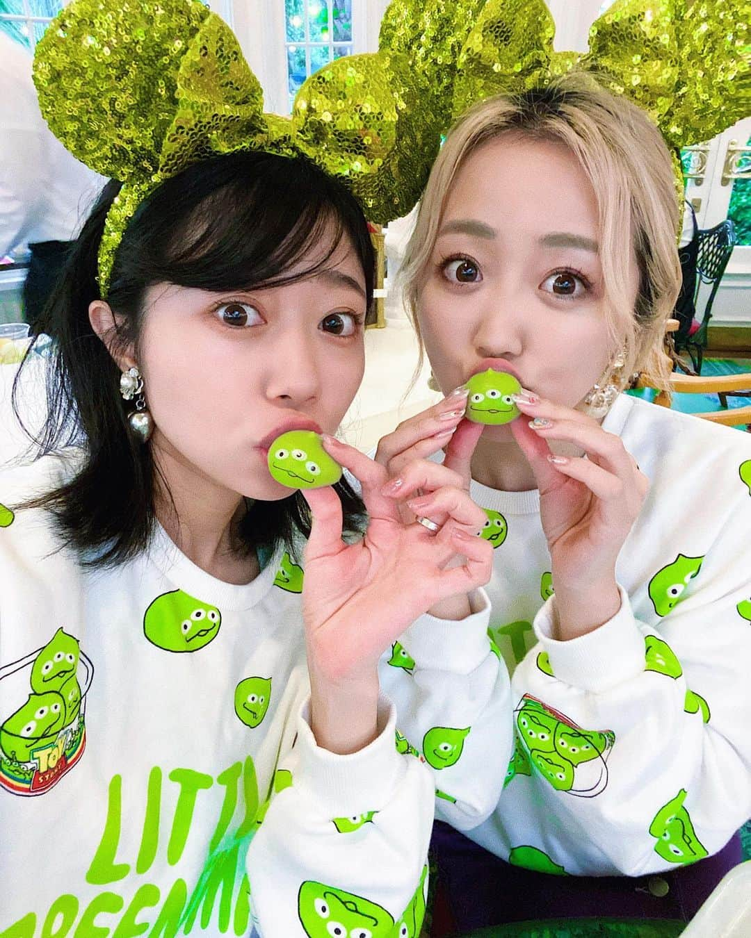 中島奈津希さんのインスタグラム写真 - (中島奈津希Instagram)「👀💭💚💚💚💚💚💚﻿ ﻿ ﻿ ﻿ ﻿ ﻿ ﻿ "#雨の日ディズニー の楽しみ方🐭💚＂﻿ ﻿ ﻿ ﻿ ﻿ みんなーーーーー🥺💚💚💚﻿ ﻿ ずっと行きたかった﻿ #クリスタルパレスレストラン の#スイーツブッフェ の予約が奇跡的に取れて﻿ ついに行って来たよ🥺❤️🍗🍓🧁🍰🍿🍯﻿ ﻿ ﻿ ﻿ ﻿ パークの至る所にあるパークスイーツたちが﻿ たーくさんあって﻿ 60分あっという間でした😋❤️❤️❤️﻿ サイズが小さくなってるから食べやすいし、﻿ 行く日によってフードも違うみたい🤭💭💕﻿ ﻿ ﻿ ﻿ ﻿ ﻿ ﻿ ﻿ ﻿ それぞれのワゴンやレストランに行かなくても食べられるので﻿ 雨の日ディズニー にもオススメです🐭🌈☔️﻿ ﻿ お腹いっぱい食べたから#クリパレ 出るときは、﻿ もうしばらく行かなくて良いやって言ってたのに﻿ 次の日には、もう行きたくなってる😂😂❤️笑﻿ ﻿ ☁️☁️☁️☁️☁️☁️☁️☁️☁️☁️☁️☁️☁️☁️☁️☁️﻿ #disneysisters_jp ←#中島姉妹 ディズニーまとめ﻿ #東京ディズニーランド　﻿ #ディズニーバウンド　﻿ #リトルグリーンまん #ディズニーフード」10月9日 22時02分 - nakajima_natsuki