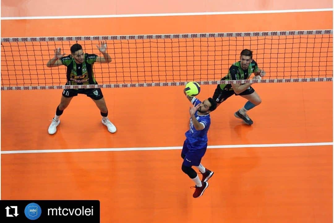 ウィリアム・アルジョナのインスタグラム：「Tempo de magia azul... #VCFAZPARTEDAMAGIA! 🧙‍♂️💙  #Repost @mtcvolei • • • • • • 😜O primeiro show do Fiat/Minas VEIO!⠀ ⠀ 🏐Nosso time estreou com pé direito no Campeonato Mineiro 2020 e garantiu a vitória por 3 sets a 1 em cima do Montes Claros América Vôlei. ⠀ ⠀ ➡SEXTOU NO MINEIRO! 9/10 - 18h – Fiat/Minas x Azulim/Gabarito/Uberlândia ⠀ 📺TRANSMISSÃO: TVN Sports⠀ ⠀ #VaiMinas #MinasTenisClube #ParedãoAzul #Volei #VoleiMasculino #CampeonatoMineiro #MineiroDeVolei⠀⠀⠀ 🤝Patrocinadores: Fiat; Axial; Newton Paiva e Ícone. ⠀ 📸Orlando Bento/Minas Tênis Clube」