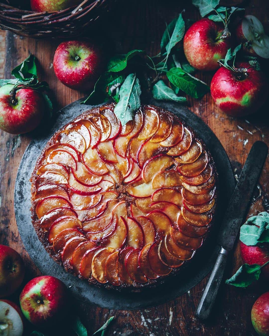 Linda Lomelinoのインスタグラム：「The perfect cake to bake on a Friday 🍎 or any day for that matter 🤗 Caramel Apple Upside Down Cake. You can find the link to the recipe in my profile 🍁 Have a great weekend!」