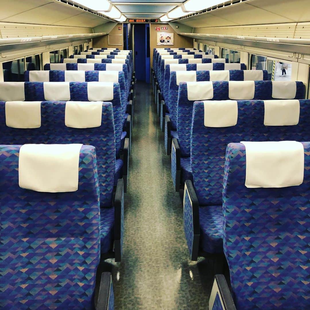 吉川正洋さんのインスタグラム写真 - (吉川正洋Instagram)「Maxときの2階自由席。リクライニングはありませんが、3列＋3列シートはMaxっぽくて味わいがあります。  #Maxとき」10月9日 21時55分 - dhyoshikawa