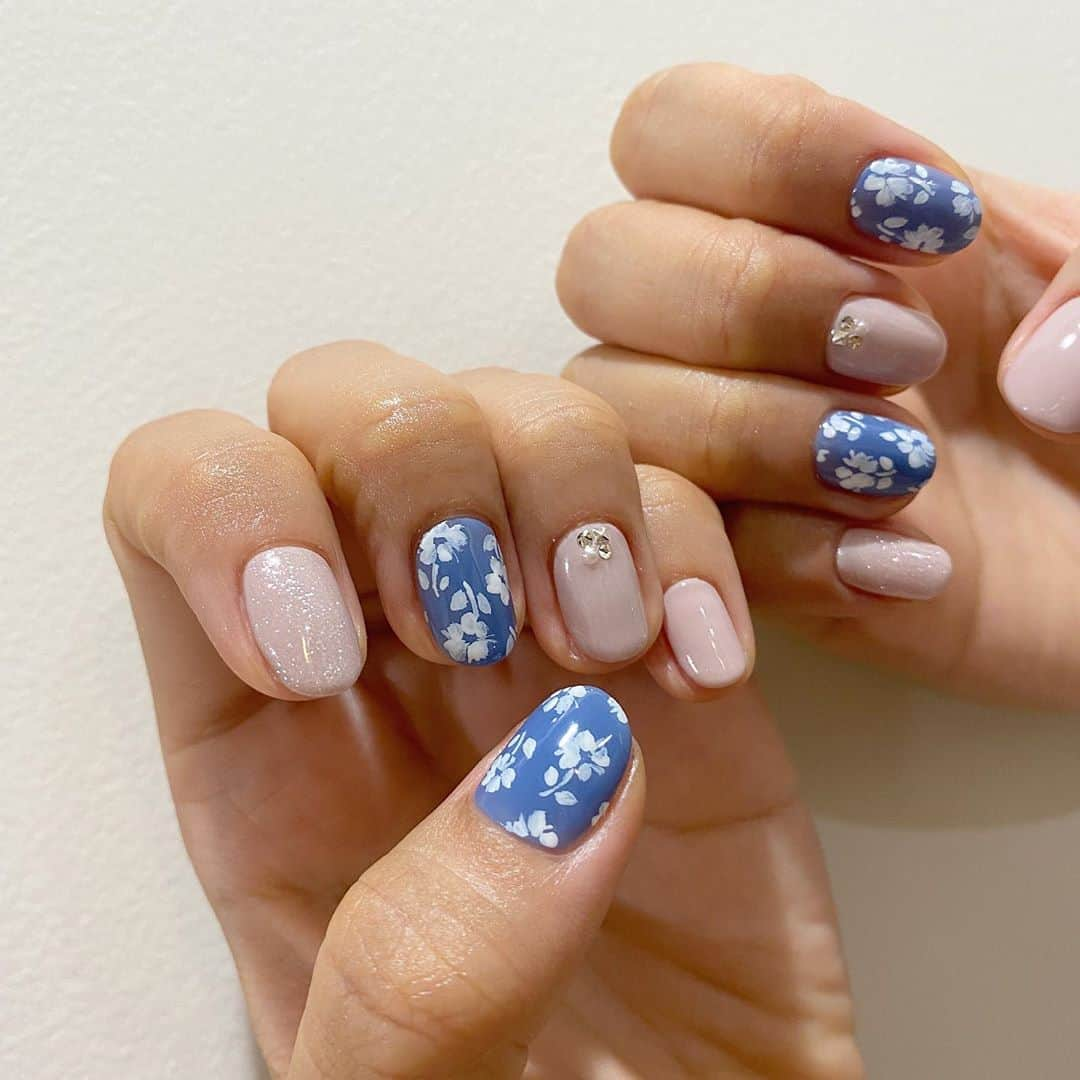 Kana Kobayashiさんのインスタグラム写真 - (Kana KobayashiInstagram)「#花柄 #手描き #art #ネイル #nails #Anela #ネイルデザイン #ボタニカル #新日本橋 #三越前 #ご新規様歓迎」10月9日 21時56分 - anela_kana