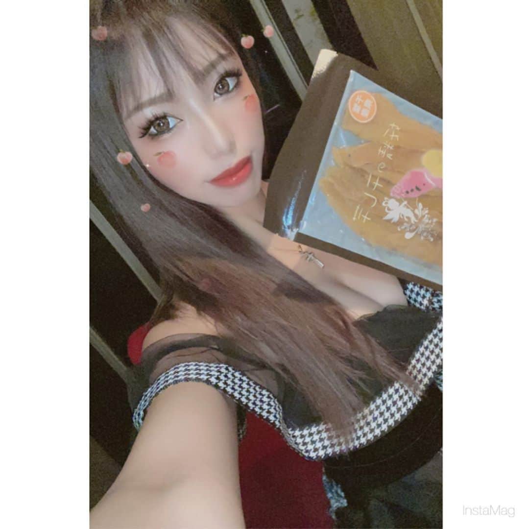 のインスタグラム：「昨日忙しくて更新できなかった！ 昨日は絶対暇だと思ってたけど 久々に混んでバタバタでした😎 今日も混むといいなぁ😝 この桃のフィルターはじめて 使ったけどあたし似合わないw  .  #千葉キャバクラ#千葉富士見キャバ嬢#千葉富士見町キャバ嬢#千葉富士見キャバクラ#arドレス#ジュエルズドレス#コロナに負けるな#コロナに負けるな日本#オンラインキャバクラ#ファッション好きな人と繋がりたい#ヘアメイク#お家スタイル#息してる？#followｍe4 #follow4like#followtrain」