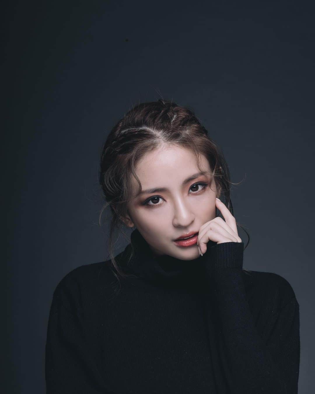 Giann Chanのインスタグラム：「Who is this?   Photography: @laurence.photographer  Makeup: @candy_makeup  Haircolor: @chillworkshair  Lighting: @siuming_suen    #🖤 #Portraitphotography #Darksideofme」