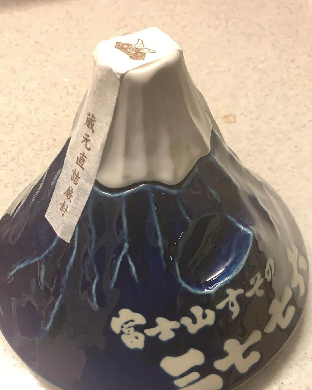 大鶴義丹さんのインスタグラム写真 - (大鶴義丹Instagram)「富士山の形をした焼酎！ 噴火しないでね！」10月9日 21時59分 - gitan.ohtsuru