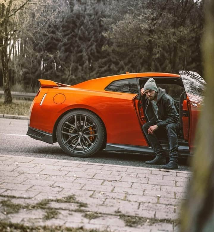 のインスタグラム：「#Autumn mood. #Nissan #GTR #NissanGTR #Godzilla 📷 @carswithluke」