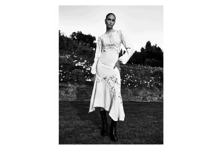 のインスタグラム：「Stunning Joan Smalls @joansmalls wearing white cady asymmetric dress with an exclusive embroidered intarsia from #ErmannoScervino #FW2021 collection.  . . . #ErmannoScervino #FW2021」
