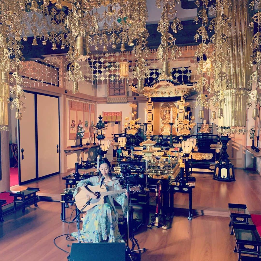 のインスタグラム：「美しいお寺で録音&撮影✨心が洗われる🙏Recording & filming at a beautiful temple in the mountains, a soul-cleansing session #recording #new #music #newalbum #riefu #birdsongs #temple #spiritual」