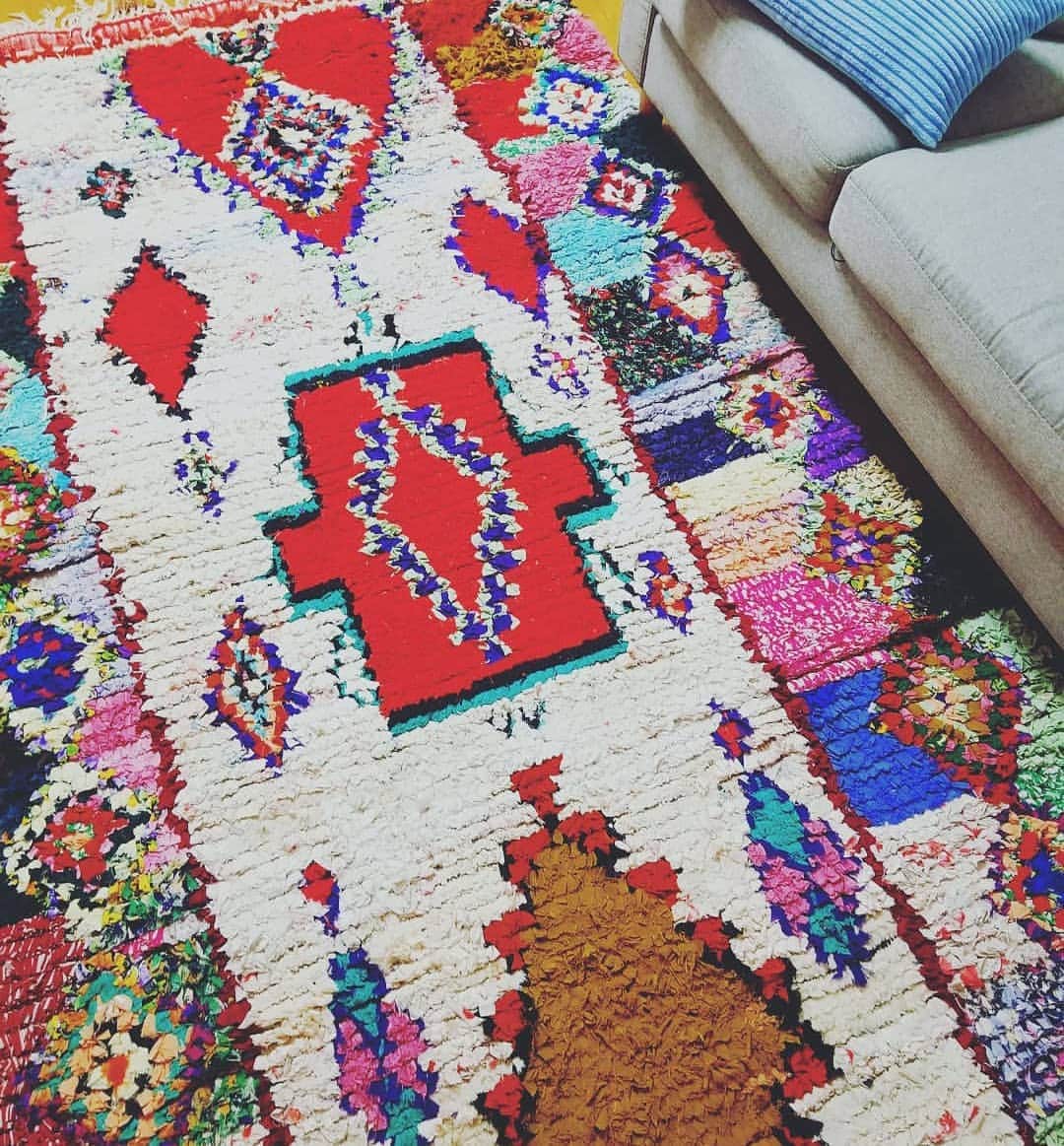 ニコラのインスタグラム：「I bought a handmade Bocharawitte from an artist in Morocco. She is so kind and her work is excellent!! The nice design and beautiful colors make me happy.Thanks a lot. #Bocharawitte #モロッコ絨毯」