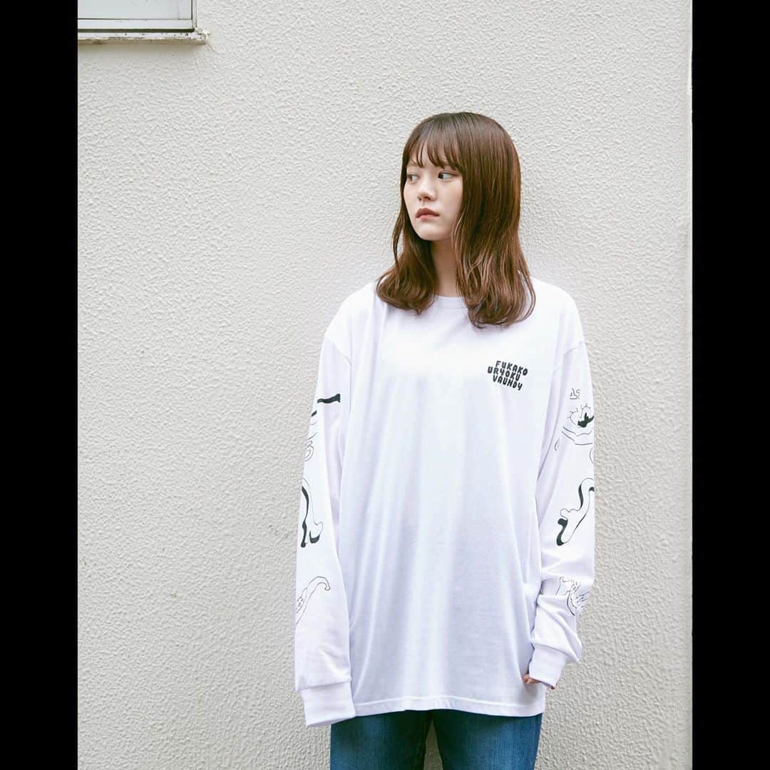 木村なつみのインスタグラム：「vaundyさんのニューグッズがまたまた可愛いのよ。。 もう毎日曲聴きすぎているばっちりバウちゃんファンです私。 明日のセカンドワンマンライブの視聴チケットまだ買えるらしい買うしか🎟木村も見ます。  2枚目はおふざけ。笑」