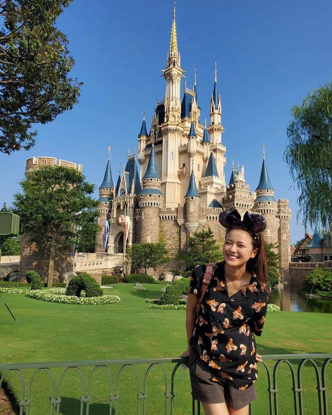 のインスタグラム：「💙🏰💙 . ディズニーシーのチケットだと勘違いして入場しようとしたら止められたのは内緒のはなし🤫 実際はディズニーランドのチケットだったっていうオチです🐭🎫  #disneyland #disneysea #tdl #tds  #東京ディズニーランド  #朝から珍事件」