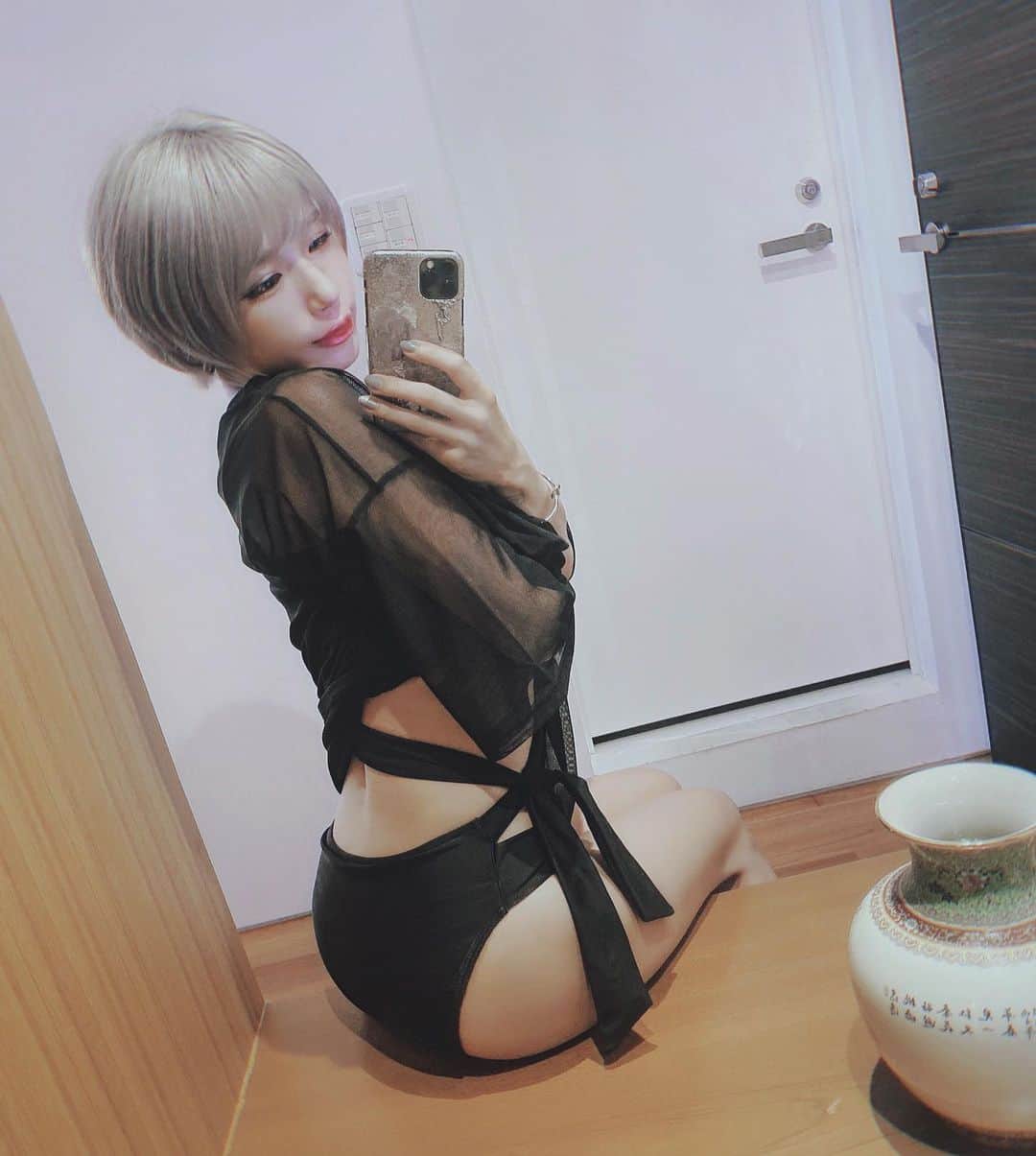 病夢やみいのインスタグラム：「❤︎ #heysiri#siri  #gravure#mirrorselfie #水着#グラビア#おしり#お尻トレーニング #この壺を買うと幸運が訪れますよ w」