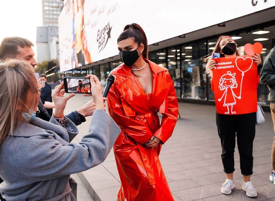 アンナ・セドコーヴァさんのインスタグラム写真 - (アンナ・セドコーヴァInstagram)「Ещё немного о нашей презентации, которая прошла в Московском Доме книги на Новом Арбате 2-го октября❤️  Пересматриваю фото, видео и с улыбкой и теплотой вспоминаю, какой же душевной и искренней была наша встреча!💞 Спасибо, мои дорогие, всем, кто смог прийти и поддержать меня, всем, кто смотрел нас по онлайн-трансляции.  Спасибо нашим партнёрам, кто помог нам в организации этого чудесного вечера: @siciliaflowers за оперативность и такие красивые цветочные композиции🌹 @a.v.lab за воздушные шарики в форме сердца: тот самый символ, который держит маленькая сильная девочка на обложке книги «Я сильная. Я справлюсь»🎈 @clear_ru за чудесные и нужные подарки. И, конечно же, @mdk.insta за тёплый приём и отличную организацию!❤️  За фото спасибо📸 Роману Плянчеву Сергею Мещерякову Московскому Дому книги  Мы получаем много запросов, где можно приобрести книгу, поэтому сохраняйте:  📍В оффлайн и онлайн магазинах:  Читай город @chitai_gorod Лабиринт @labirintru Московский Дом книги @mdk.insta  Wildberries @wildberriesru Ozon @ozonru 📍Купить книгу с доставкой на Украину можно на сайте book24.ua @book24.ua 📍Купить книгу с доставкой в Казахстан на сайте book24.kz @book24.kz 📍Купить книгу с доставкой в Беларусь allbook.by @allbook.by_otzyv  А ещё вы можете послушать книгу в аудиоформате, которую я совместно с @mylitres записывали для вас❤️」10月9日 22時20分 - annasedokova