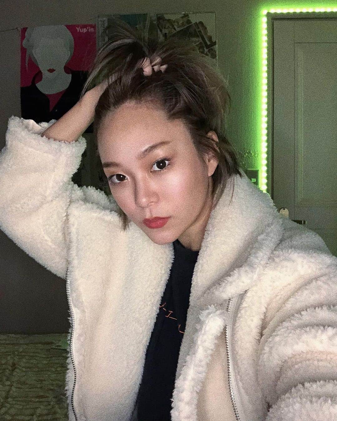 Yup’inのインスタグラム：「部屋にカラーライトつけたので、 つい踊っちゃいがち🍍🌀  モコモコにこの冬もお世話になります @showroomsignature8 #signature #signature8」