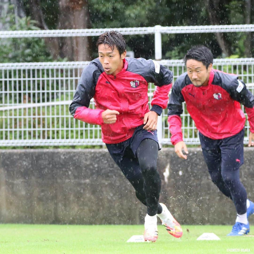 セレッソ大阪さんのインスタグラム写真 - (セレッソ大阪Instagram)「・ 今日の一コマ🔍  RUN🏃‍♂️×RAIN☔️  ・ #水も滴るいい男たち #前を向いて #ダッシュ #長袖が増えました #瀬古歩夢 #木本恭生 #藤田直之 #片山瑛一 #奥埜博亮 #レアンドロデサバト #清武弘嗣 #西川潤 #cerezo #セレッソ大阪 #SakuraSpectacle」10月9日 22時12分 - cerezo_osaka