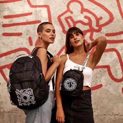 のインスタグラム：「Worry less, love more! 🖤 Just like the pop art on our Seoul and Delia backpacks worn by @twinsforfashion #LiveLight #KiplingxKeithHaring #PopArt #KeithHaring」