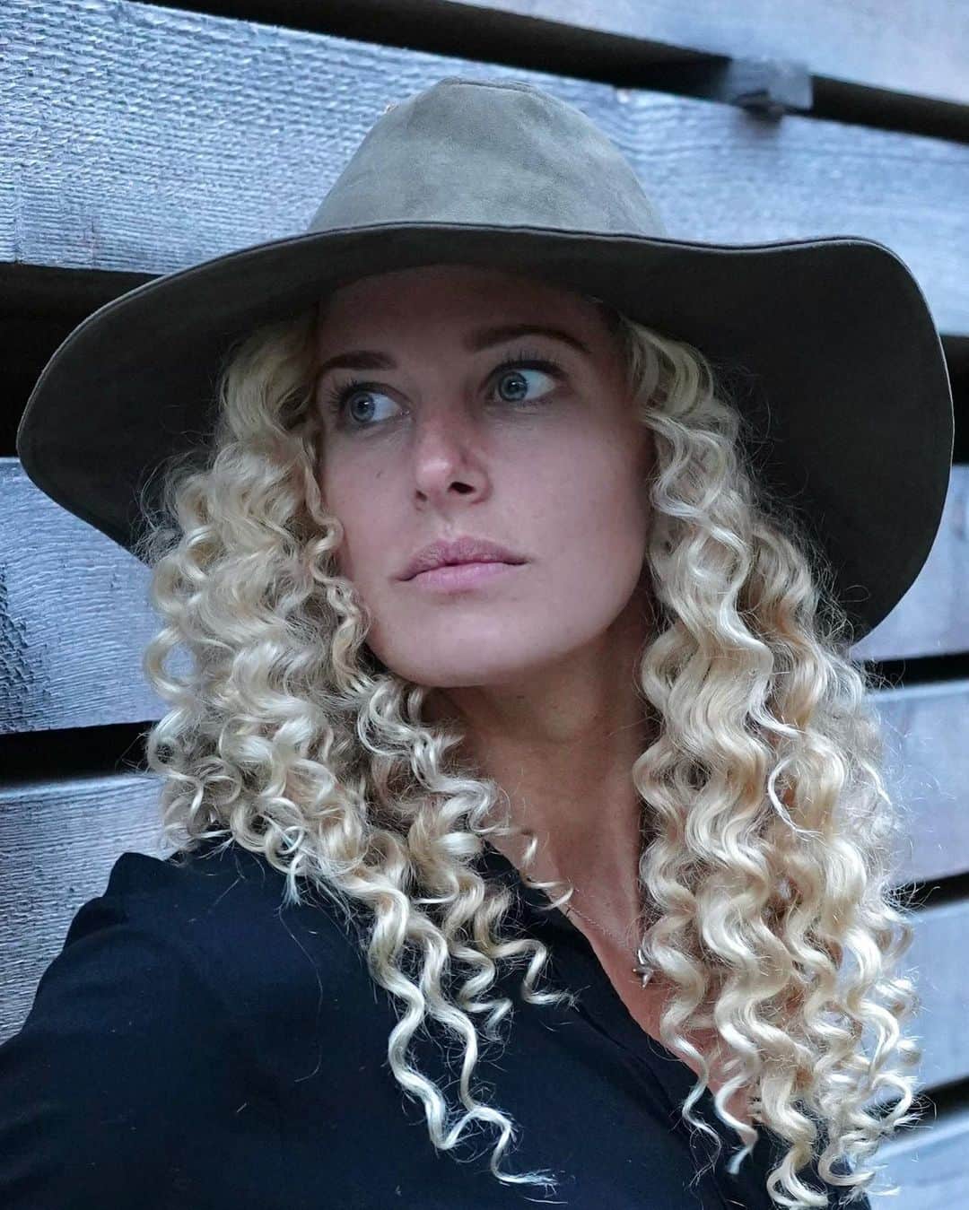 リンゼイ・ジャコベリスのインスタグラム：「Excited about the new @paulmitchell line about to drop 💁🏼‍♀️ #paulmitchell 📸 @sennaleith」