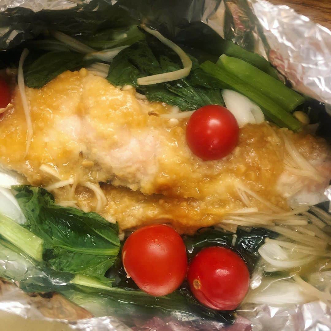 純名里沙さんのインスタグラム写真 - (純名里沙Instagram)「これ、先日作った鮭のホイル焼きϵ( 'Θ' )϶ 好きな野菜を敷いて（この時は、長ネギ、えのき、小松菜）鮭の上にバターと味噌を混ぜたものを載せ、胡麻油を回しかけ、オーブンで20分✨ミニトマトは彩りに後から載せました。 ・ むちゃ美味い😋です。 鮭は時期ですしお試しあれ〜♪ ・ #鮭のホイル焼き #味噌バター #うまし😋  #失敗なし😆」10月9日 22時19分 - risajunna3158