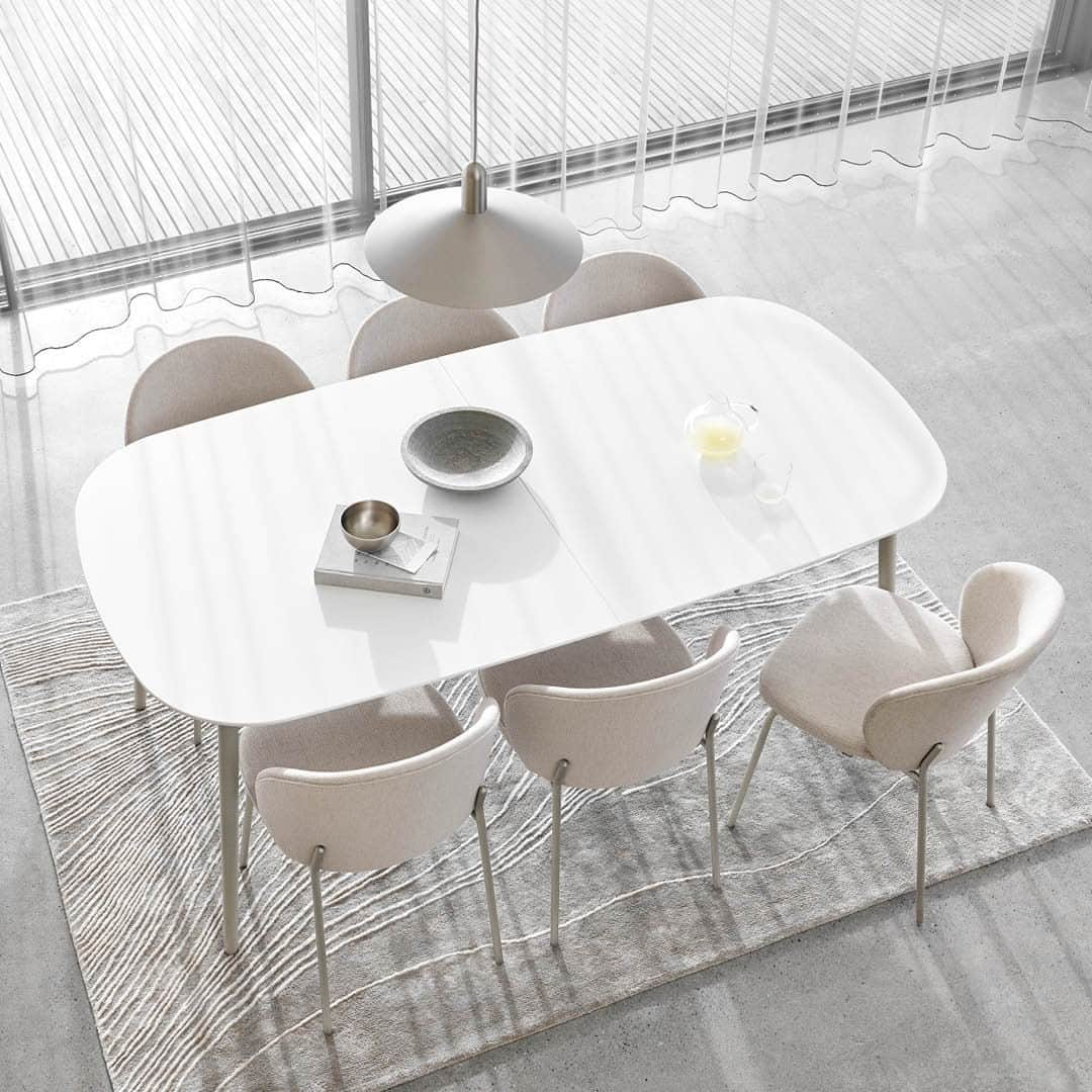 BoConceptさんのインスタグラム写真 - (BoConceptInstagram)「Our two new designs, by @mortengeorgsen, will bring organic forms, comfort and a welcoming feel to your dining room.   Just like nearly everything in our collection, you can customise them in your choice of colours and materials. And Kingston also has a concealed butterfly extension leaf. Perfect for end of year dinner guests. Just add food and great conversation.   Kingston table from £1,199  Princeton chair from £424  #boconcept #liveekstraordinaer #diningroom #dining #scandianvianstyle #diningtable」10月9日 22時22分 - boconcept_official