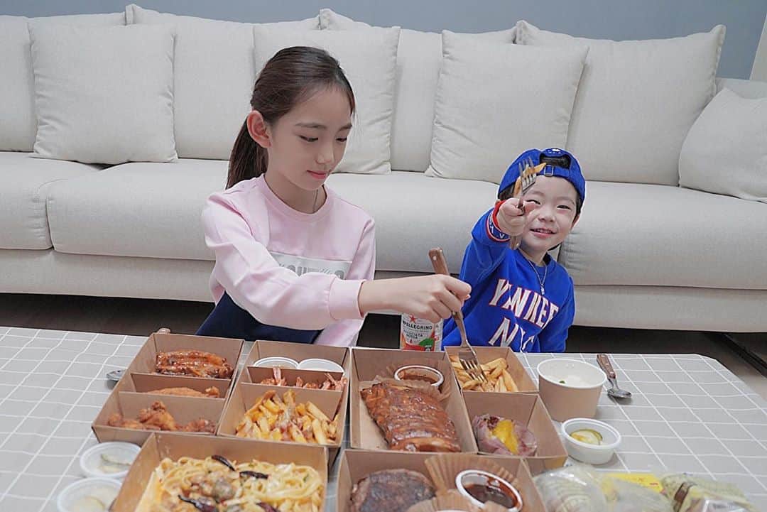 ウンチェのインスタグラム：「#광고  연휴인데 외출하기는 조심스럽고 ,  집에서 뒹굴뒹굴 하다가 오늘 저녁은 아웃백 딜리버리 서비스로 홈스토랑 오픈🍽  배달의 민족으로 간단하게 주문했는데 , 매장에서 먹는 맛 그대로 따뜻하게 배달 되어  맛있고 든든하게 한 끼 해결했지요😚 - - - - @outbackkorea  #아웃백 #아웃백스테이크하우스 #아웃백딜리버리 #norulesjustright  #아웃백배달 #배달음식 #배달의민족  #집콕 #집밥 #홈레스토랑 #홈스토랑  #육아템 #육아일상 #육아스타그램  #아웃백계양점 #인천맛집 #onthetable」