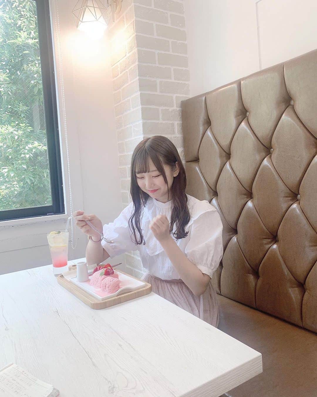 町田穂花のインスタグラム：「. . ここのかき氷屋さん美味しかった😋♡ . この時8月だったから半袖だ〜！！ . 最近は寒くて長袖の出番って感じだね🙌🏻 . EXweb大衆さんの記事見てね(^-^)‪‪❤︎‬ . #seoulcafe #seoul糸かき氷 #いちごかき氷 #新大久保カフェ」