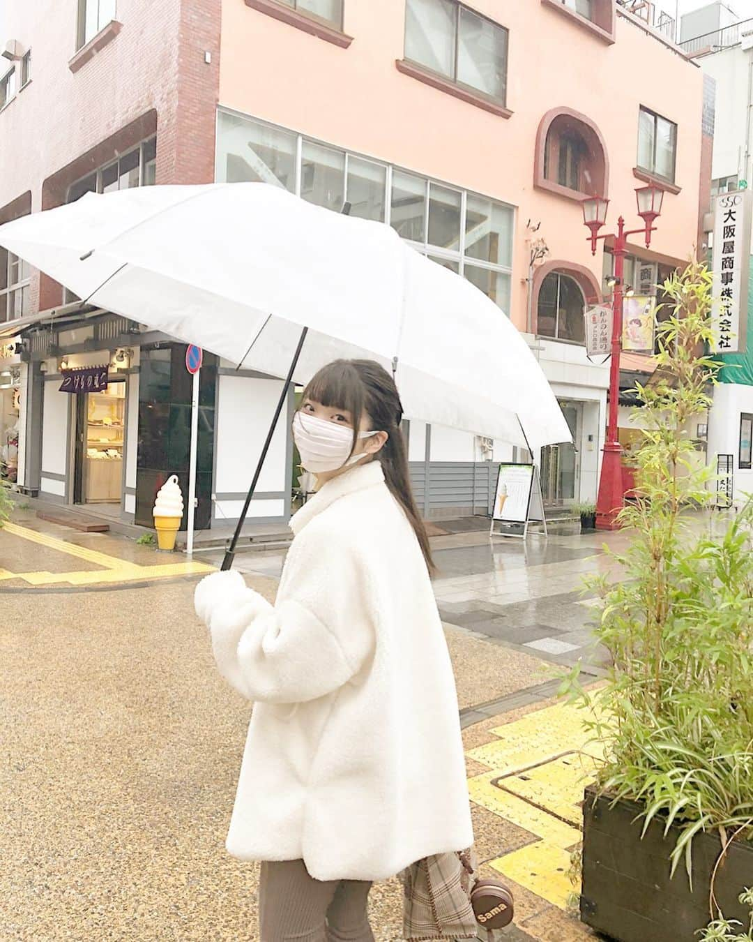 山下彩耶さんのインスタグラム写真 - (山下彩耶Instagram)「この後どこ行く？みたいな写真🤣（笑）  雨がひどいから寒いし今年もこもこデビューしました⛄ ・ ・ #夢アド #山下彩耶 #雨 #寒かった #浅草 #お散歩」10月9日 22時24分 - saya_chan1207