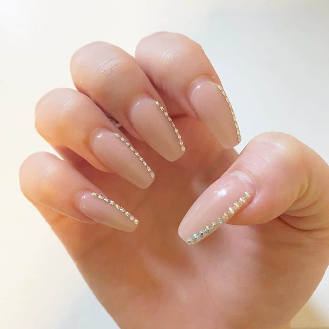 KEIさんのインスタグラム写真 - (KEIInstagram)「new nail💓 うおおおおおかわいいい🥺💓💓 . 前から見るとシンプル。 でも、内側にラインストーンを置いた事で 自分から見るとキラキラ✨✨ . . @ankhcross_nail  @ankhnail_suno8 さん いつも可愛すぎるネイルありがとうございます🥺💓💓💓 . . .」10月9日 22時25分 - kei_oktwins