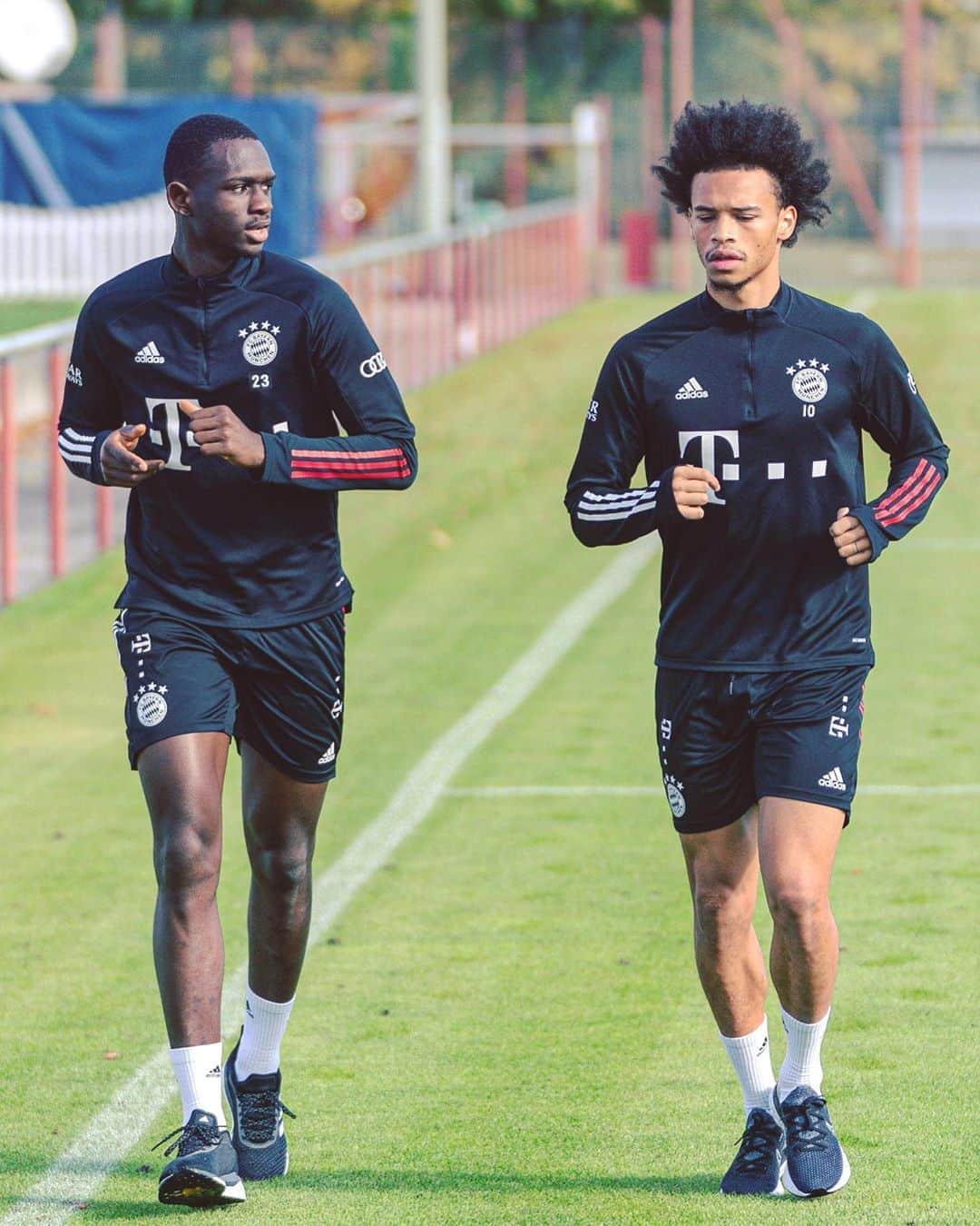 バイエルン・ミュンヘンさんのインスタグラム写真 - (バイエルン・ミュンヘンInstagram)「Running session for @t.nianzou & @leroysane19! 💪 #FCBayern #MiaSanMia」10月9日 22時25分 - fcbayern