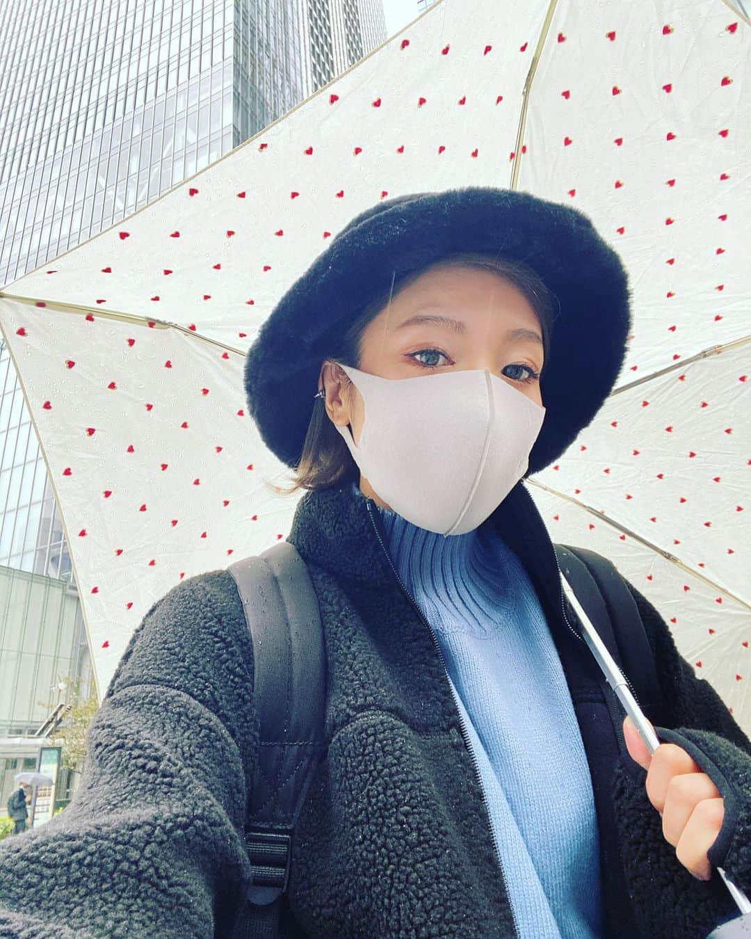 DJ CHI☆MEROのインスタグラム：「☔️ . ずっと雨だね。 お気に入りの傘だからへっちゃら🥴 . 今日から10日間名古屋ライフ！ みんな遊んでくれるからアゲ⤴︎💙 . 名古屋PARCO西館1Fで待っておる！！ . . . #名古屋#パルコ#栄#PARCO#POPUP」