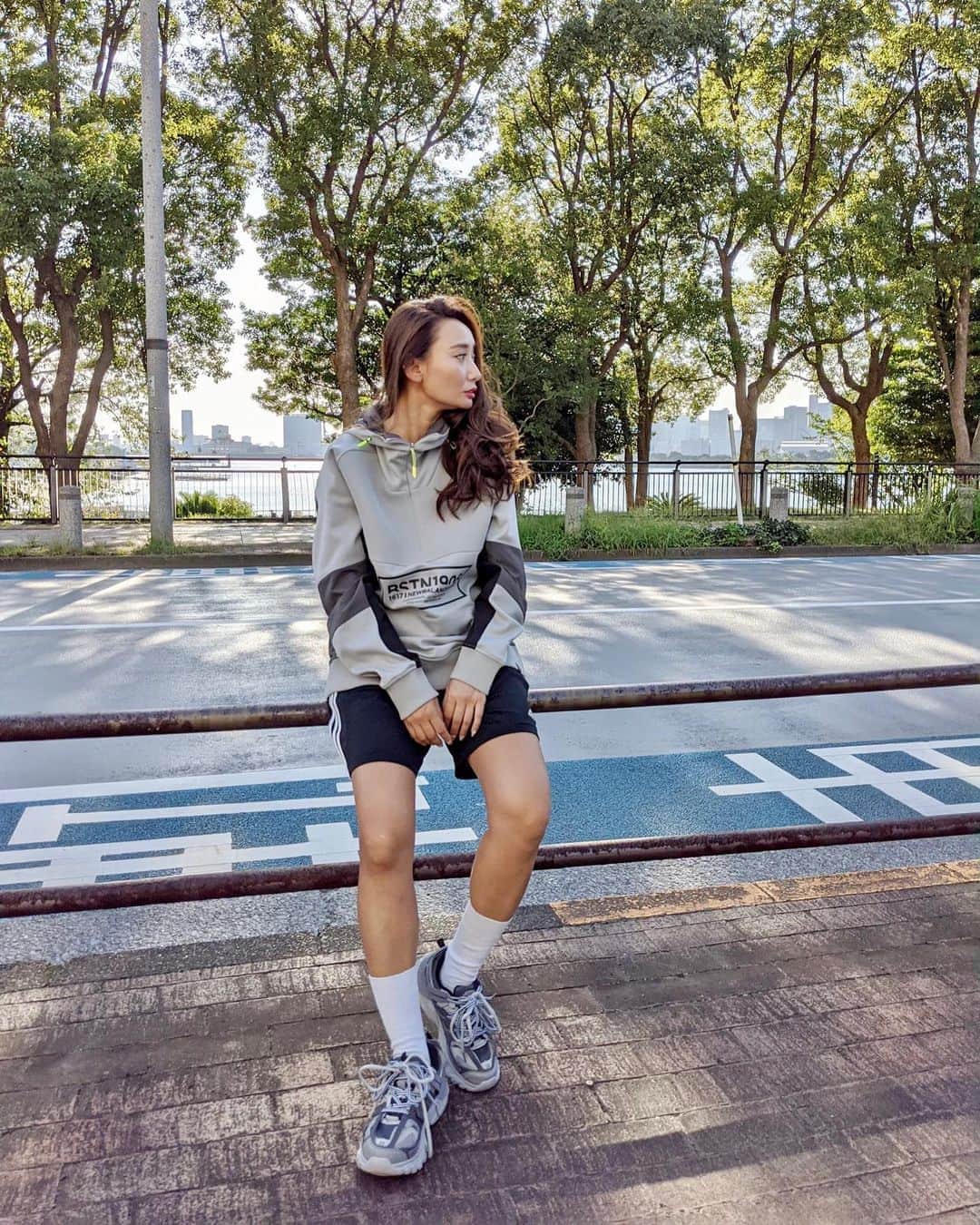のインスタグラム：「いつかのコーディネート。 妹にコーデ組んでもらってイメチェン🖤 ダットスニーカー初めて履いたけど歩きやすくていいねっ👟❣️ 妹とシェアして使ってます👍👏 . 今日は体調不良と雨で偏頭痛もあって 予定を変更してお家でゆっくり💻 いきなり寒くなりすぎて秋を通り過ぎて冬初めな気分🤧 皆さんもくれぐれも風邪には気を付けて下さい🥺🤧 お洋服タグづけました🏷 . . #yuxiao_outfits #outfit #ootd  #newbalance #newbalancegolf  #litdepartmenttokyo #litdepttokyo #fashion #autumn #秋コーデ #秋服 #トレーナー　 #160cm #160cmコーデ #カジュアル #スニーカーコーデ #冬支度」