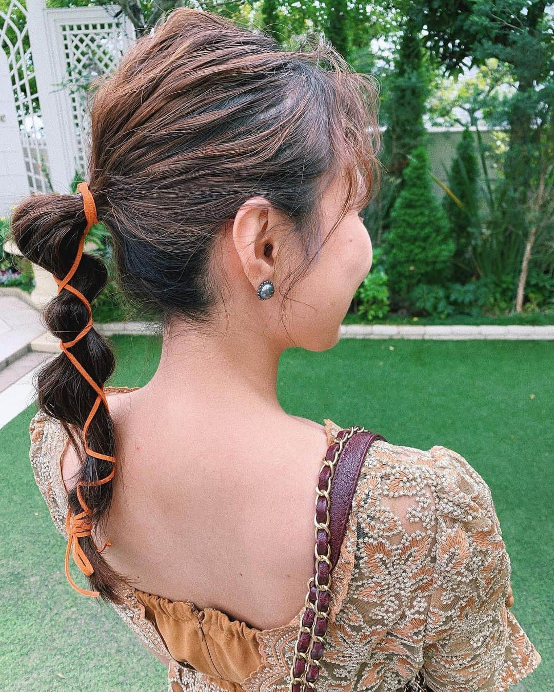 sayocoのインスタグラム：「このまえのお呼ばれhairは やってみたかった #紐アレンジ 🧵🧡 #結婚式お呼ばれヘア」