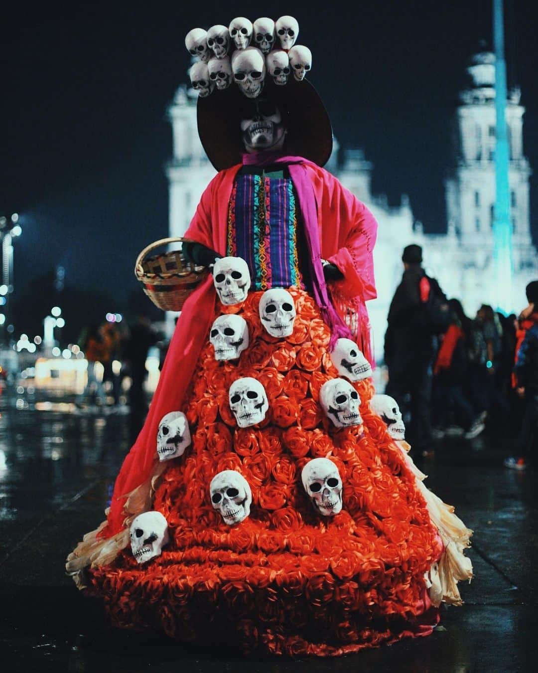 のインスタグラム：「Como seguramente no se hará nada de manera oficial (gracias Covid), decidí crear la #MarchaVirtualDeDiaDeMuertos 💀 le voy a rascar a ocho años (o algo así) de documentar ese día.  #Catrina #catrinamakeup #makeup #skullgirl #sugarskull #diademuertos #dayofthedead #mexicocity #elchadsantos #adorama #gettyreportage #magnumphotos #natgeo #catrin #adorama」