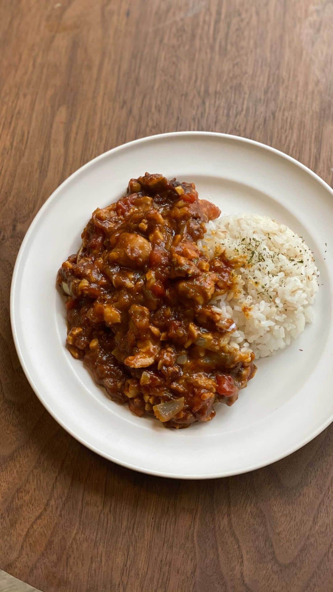 のインスタグラム：「レンジで簡単 『きのこたっぷりトマトカレー』  鳥もも肉のアクセントでご飯が進むお腹ペコペコの時に作って欲しい栄養満点の美味しいトマトカレーのご紹介です♪♪  4人分 材料 ・鳥もも肉 200g ・エリンギ 2本 ・ぶなしめじ 1房 ・玉ねぎ 1コ ・お酒大さじ1（鶏モモ用） ・塩胡椒 少々（鶏モモ用） ・A.カットトマト 1缶 ・A.カレー粉 70g ・A.コンソメ 小さじ2 ・A.オリーブオイル 大さじ1  ・玉ねぎはみじん切り、きのこも細かく刻む ・鳥もも肉は小さめにカットしお酒大さじ1、塩胡椒 少々かけて下味をつける ・大きめのボールにきのこ、玉ねぎ、鳥もも肉を入れる ・A.の食材を全て入れてよくかき混ぜる。 ・ラップをかけてレンジで8分ほど加熱したらよく混ぜお皿に盛り付けたら完成♪ （加熱の分数は作って頂く方の匙加減で増やして頂けたら嬉しいです）  #お料理 #健康 #健康ごはん #food #フードコーディネーター #cooking #レシピ #時短 #簡単レシピ #アレンジレシピ #カレー #curr」