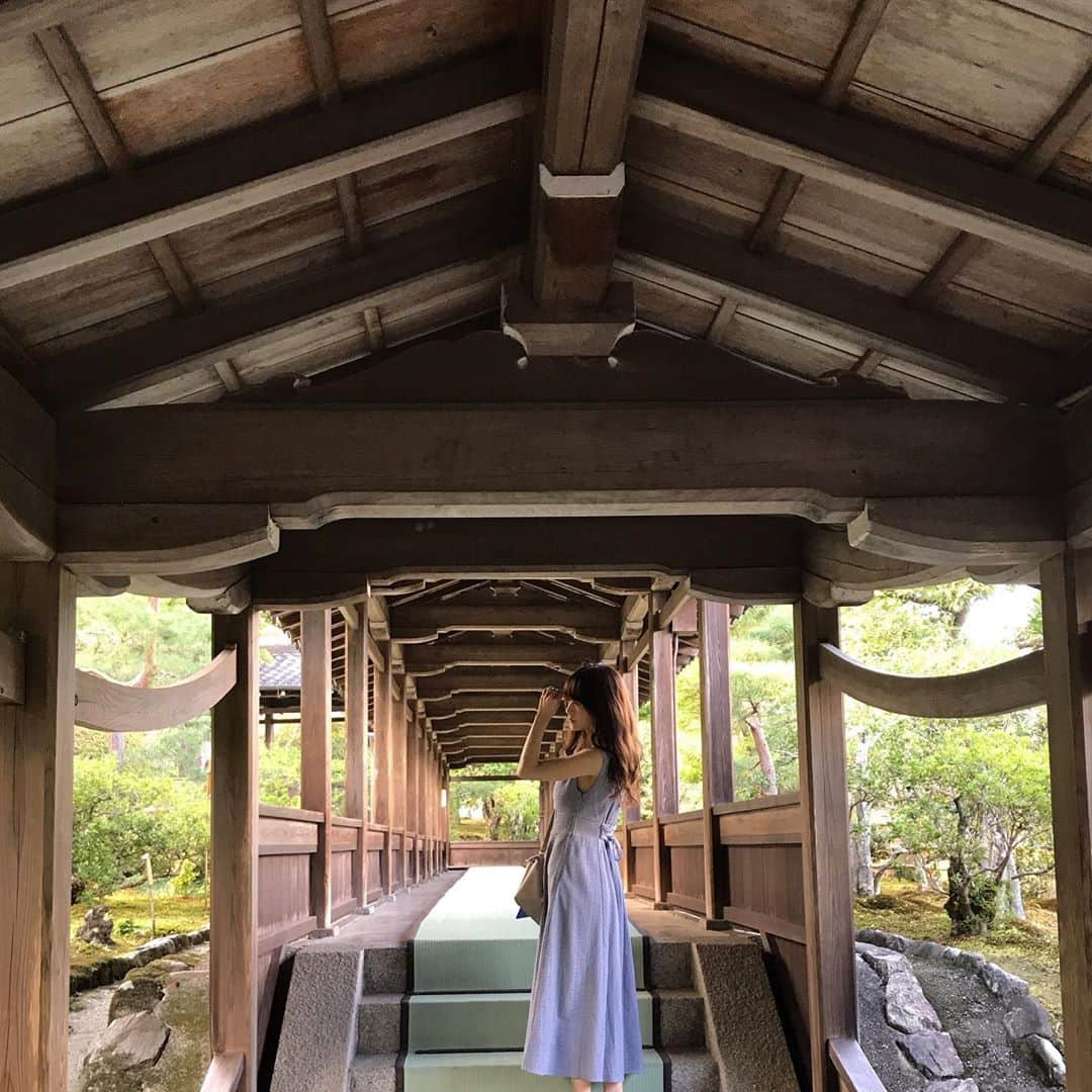 怜花さんのインスタグラム写真 - (怜花Instagram)「嵐山の続き¨̮♡︎ ・ 可愛いお店もあるし、自然を感じられるし、旅行に来た気分で楽しかった😊✨ 紅葉が綺麗な時にもいつか行ってみたいなあ🍁♡ ・ ・ ・  前回の投稿、一瞬消えたりして慌てふためいたストーリーあげてしまいました😂 あたたかいコメントいただいてたのにそれが消えてしまったかと思うとショックすぎて、、！😭😭😭 アーカイブにいれてしまっていただけで、消えてなかったのでよかったです♥︎︎∗︎*ﾟ ・ ・ ありがとうございます♡ 猛烈に会いたい気持ちになりました🥺🌼 ・  #天龍寺 #嵐山 #京都」10月9日 13時42分 - reika_0419