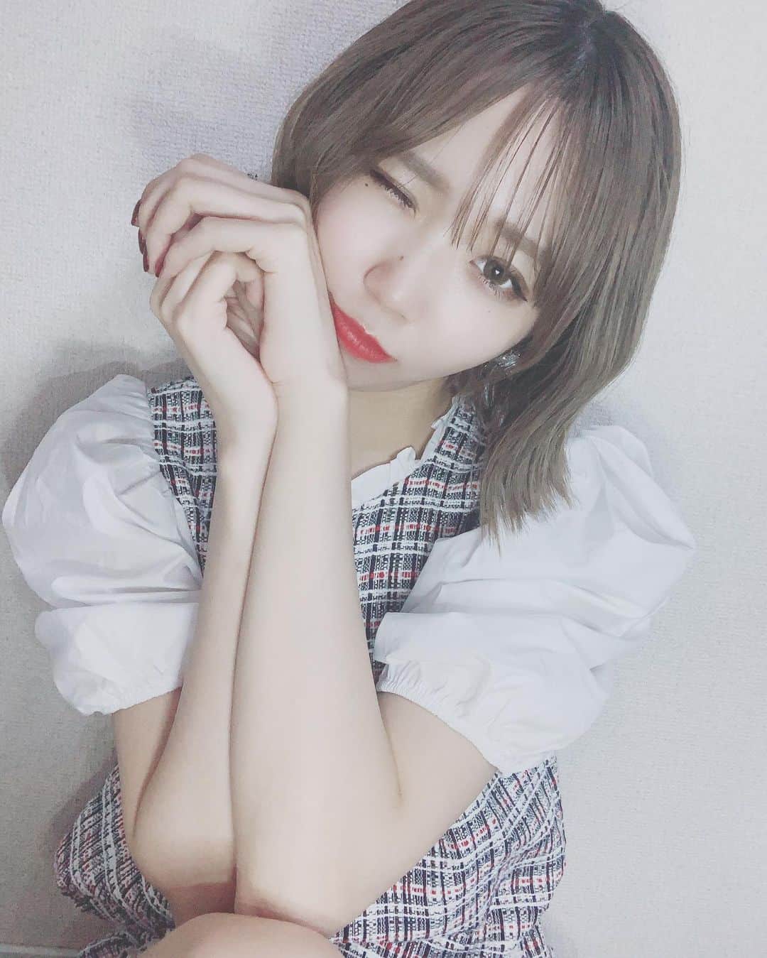 桑名利瑠のインスタグラム：「. . . いつのまにか、24歳もあと少し。。 1年って、凄く早くていまだにこの歳になった事が 実感なさすぎる。笑 大人への道がこんなにすぐだなんてね🥺😳 . . . #fashion #makeup #make #outfit #instagood #l4l #code #birthday #instalike #instapic #photooftheday #photo #selfie #selca #happybirthday #october #東京 #ショートボブ #韓国ヘア #外ハネボブ #zara」