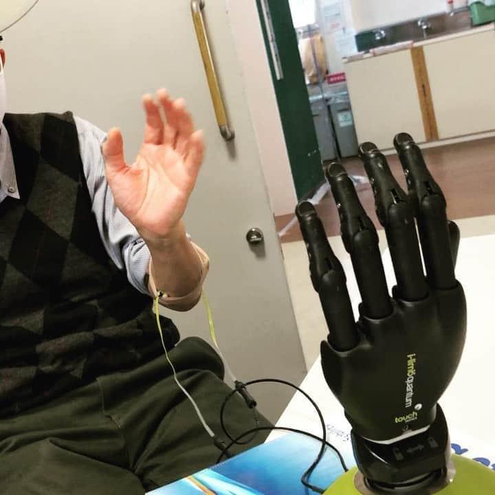 はいてくPOのインスタグラム：「筋電義手のデモンストレーション！  #北海道ハイテク  #義肢装具士学科  #筋電義手 #電気で動くけど不思議」