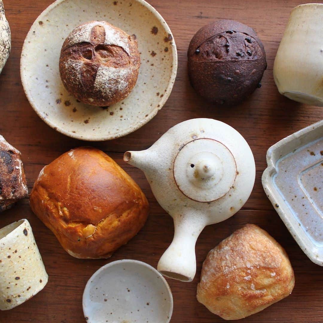 手紙社さんのインスタグラム写真 - (手紙社Instagram)「【オンラインミーティング中に焼き上げたパンをお届け！】﻿ 陶芸家・粕谷修朗さんとパン職人・奈津子さんご夫婦が営む「パンと器 yukkaya」。もみじ市開催中に行うオンラインミーティングでは、東京から千葉の鴨川へ移って新たなスタートをきったばかりのおふたりの工房を紹介してくれます。実際に石窯でパンを焼く様子もお見せする予定！　ミーティング中に焼き上げたパンが入った、スペシャルなパンの詰め合わせを10セット限定でお届けします！　濃厚な味わいのかぼちゃパンや、栗と香ばしいくるみがゴロゴロと入ったパンなど、秋の味覚を美しい釉薬の器とともにお楽しみください。﻿ ﻿ ▶︎「パンと器 yukkaya」さんの販売期間は「10/17（土）11:00〜10/24（土）11:00」﻿ ﻿ ▶︎各ショップのプレビューページはプロフィール「@momijiichi_staff」のリンクより公式サイトへ！　出店者一覧ページより、各出店者のアイコンの下に表示されているボタンからアクセス！﻿ ﻿ ＜「新しいオンラインフェスティバル・もみじ市」開催概要＞﻿ 出店者によるオンラインミーティング開催期間：2020年10月12日（月）〜18日（日）﻿ オンラインショップ開設期間：2020年10月12日（月）〜24日（土）﻿ ※出店者によって開設期間が異なります﻿ 会場：もみじ市公式サイト﻿ ﻿ ◎「新しいオンラインフェスティバル・もみじ市」は3本立て！﻿ 1. オンラインミーティング（番組）﻿ すべての出店者がアトリエツアーや作品紹介等の番組を配信。﻿ 2. オンラインショッピング﻿ 出店者による新作や、ここでしか買えない限定作品、もちろん、定番商品も購入することができます！﻿ 3. スペシャルライブ番組﻿ ミーティング最終日に、5組のアーティストが次々に登場する音楽番組を特別開催します。﻿ ﻿ #手紙社#手紙舎#tegamisha#もみじ市#momijiichi#zoom#zoom講座#オンライン講座#オンラインイベント#オンライン#オンライン配信#オンライン開催#新しいオンラインフェスティバル#SWING#パンと器yukkaya#陶芸#bread#craft」10月9日 14時02分 - tegamisha