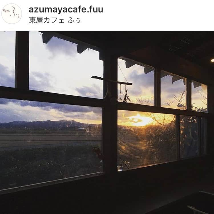 松浦志穂さんのインスタグラム写真 - (松浦志穂Instagram)「今1番行きたい場所。地元山形県鶴岡市の東屋カフェふぅ。ふぅさんが毎朝インスタにあげてくれる地元庄内の風景が堪らないんだよなぁぁぁ。何よりこの店内の庄内平野を一望できる窓から見える庄内の春夏秋冬の景色🌳❄️🌇田植え前の田んぼ、青々とした稲🌾、黄金色に輝く稲🌾刈り取られた田んぼ、雪景色☃️最高じゃん、、ランチは火曜だけってことももう知ってる。これからの季節のおしるこもめちゃ美味しそう。行きでなぁ。 次に帰省したら毎日行きたい。居座りたい（大迷惑） ・ #東屋カフェふぅ  #山形県鶴岡市  #写真センス抜群」10月9日 14時02分 - matushiho